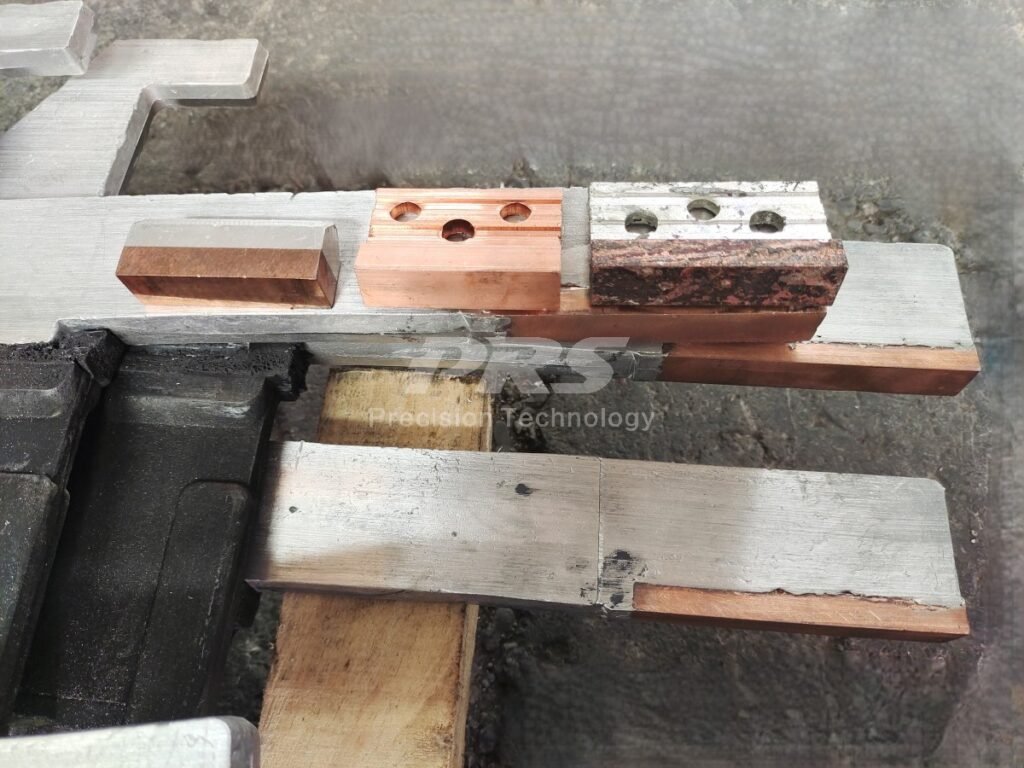 Trapezoidal bayonet and clamp copper-aluminum joint on cathode plate hanger bar